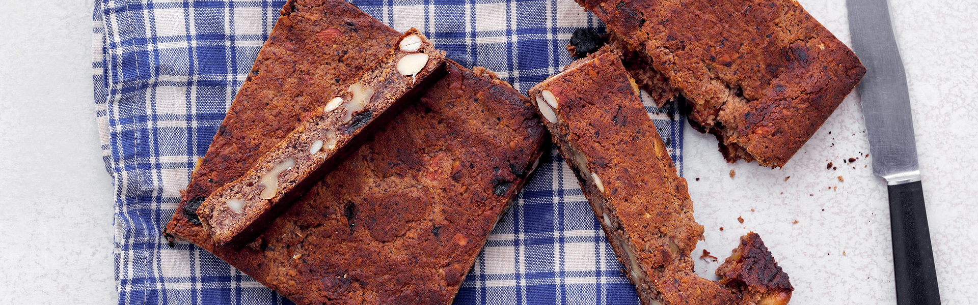 Hausgemachte Riegel mit Früchten und Nüssen