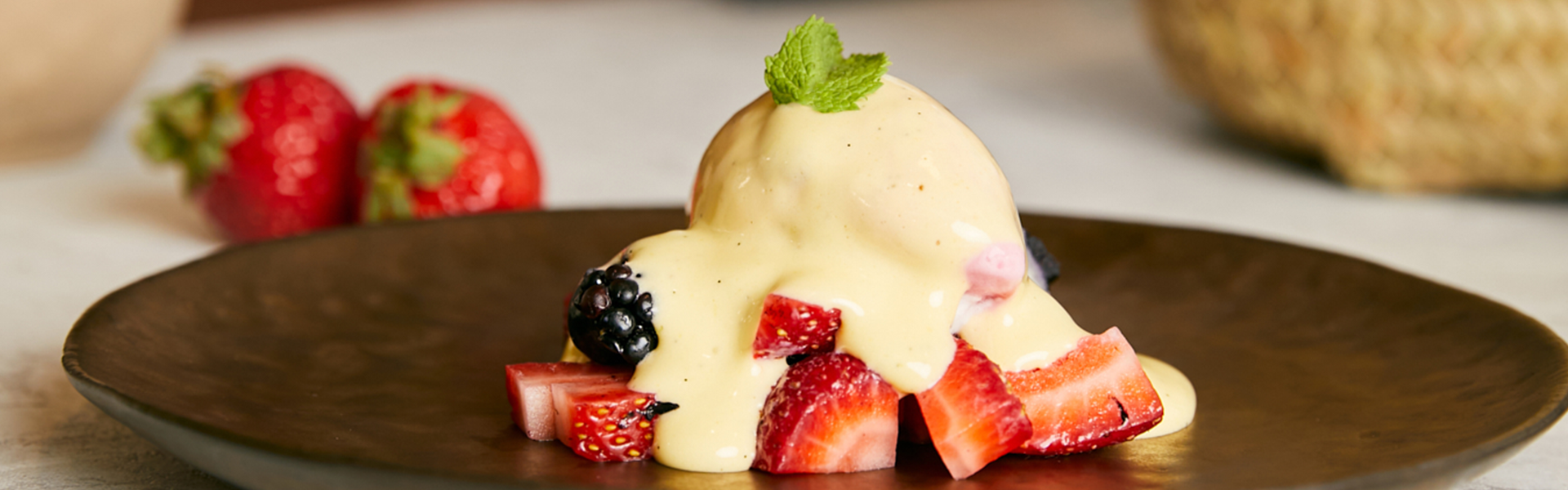 Frutos vermelhos com sorbet e sabayon de baunilha